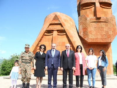 Karabakh President welcomes Armenia PM at Stepanakert airport