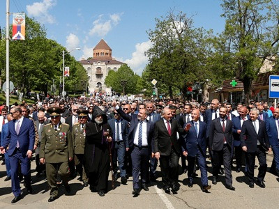 Armenia PM, Karabakh President partake in traditional march in Stepanakert