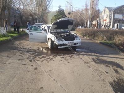 Սևան քաղաքում բախվել են «Mercedes»-ները. 12-ամյա երեխա է հոսպիտալացվել (ֆոտո)