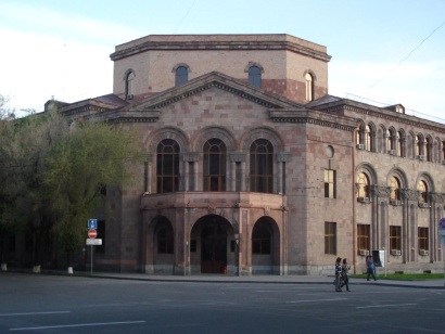 Արտակարգ դեպք Երեւանում, 51-ամյա տղամարդը ֆինանսների նախարարության դիմաց փորձել է ինքնասպան լինել
