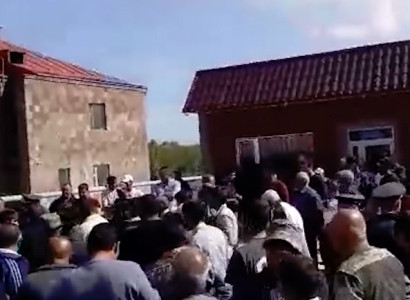 Մինչև երեքշաբթի Արագածավանի բնակիչները կարող են ջրել դաշտերը. նրանք բացել են ճանապարհը