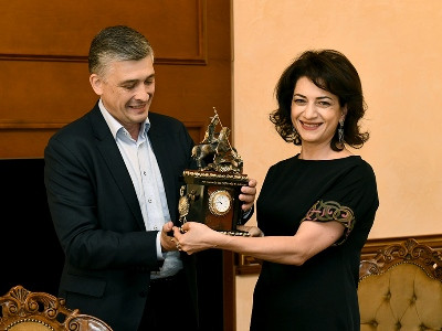 Աննա Հակոբյանը թեյի սեղանի շուրջ հյուրընկալել է Մարշալ Բաղրամյանի թոռներին, Համազասպ Բաբաջանյանի դստերը (ֆոտո)