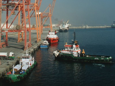 Arabian monarchies comment on attack on UAE ships