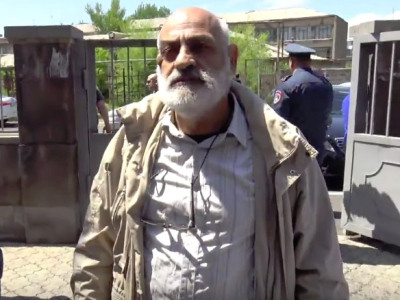 Միջադեպ դատարանի բակում՝ Վարդգես Գասպարիի եւ Քոչարյանի աջակիցների միջեւ