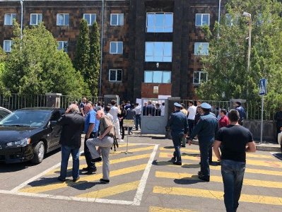 Բողոքի ցույց՝ Քոչարյանի գործով դատական նիստից առաջ. Մեծ թվով ոստիկաններ են կենտրոնացել դատարանի բակում (ֆոտո)