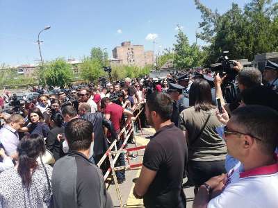 Сторонники Кочаряна и приверженцы властей создали напряженную ситуацию во дворе суда
