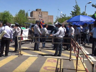 Protest rallies resume outside court examining Armenia 2nd President Kocharyan case