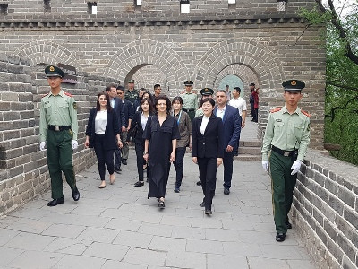 Armenian PM's spouse pays visit to Great Wall of China