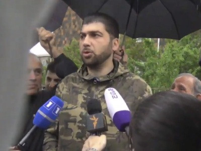 «Դատական իշխանությունը խեղողները հանդես են գալիս որպես դատական իշխանության պաշտպան». Սանասարյանը եւս դատարանի դիմաց է