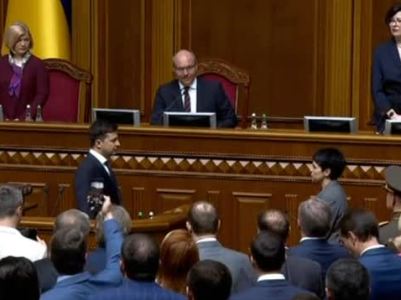 Президентское удостоверение Владимира Зеленского упало на пол