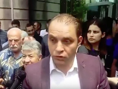 Դուք տեղեկացվա՞ծ եք, թե ինչ 10 զոհի մասին է խոսքը. Միհրան Պողոսյանը՝ «Մարտի 1»-ի վերաբերյալ վիճաբանեց քաղաքացու հետ
