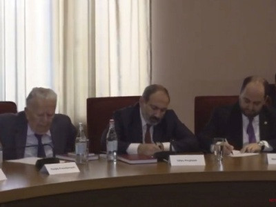 Armenia PM attends economic revolution conference