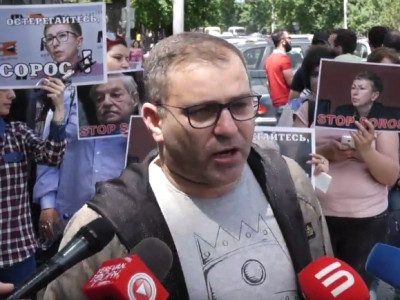 «Բաց հասարակության հիմնադրամ»–ի ներկայացուցիչները եկել են ԱԺ. նրանց դեմ բողոքի ակցիա են իրականացնում