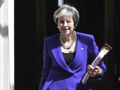 Theresa May announces her resignation