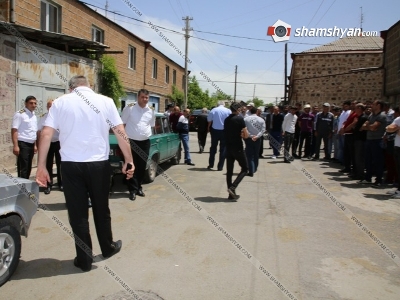 Եղվարդի տներից մեկի մոտ լարված վիճակ է. ԴԱՀԿ-ն փորձում է վտարել տան բնակիչներին, բնակիչները թույլ չեն տալիս (ֆոտո)