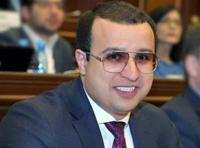 «Հրապարակ». «ԱԺ-ում «նյու Շմայս» է հայտնվել. նա զբաղված է նաեւ բիզնես հարցերի լոբբինգով՝ հանուն Մհեր Սեդրակյանի որդու