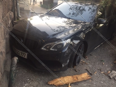 Երեւանում 28-ամյա վարորդը Mercedes-ով տապալել է ծառն ու բախվել բնակելի շենքի պատին (ֆոտո)