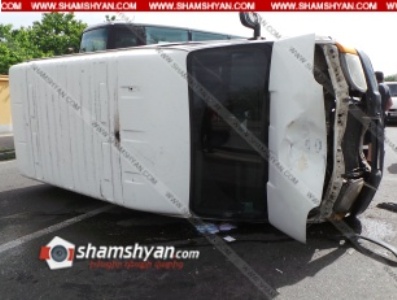 Ford Transit-ը բախվել է բետոնե արգելապատնեշին եւ կողաշրջվել․ խոշոր վթար՝ Երեւանում