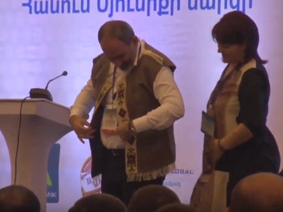 Armenia’s Pashinyan gets handmade vest as present at business forum