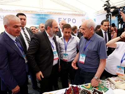 Ճագարն աճեցնում են, ծնեբեկը ցանում են, գոմաղբը լցնում են, ոչ մի գաղտնիք չկա. Փաշինյանը կատակեց