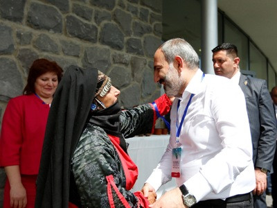 «Ճի՞շտ է, որ ժամանակին  հարսանիք չեք արել». Փաշինյանին առաջարկեցին տարազներով ամուսնական արարողություն կազմակերպել