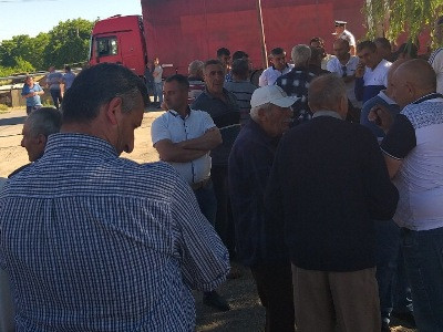 Armenia villagers keep road closed all night