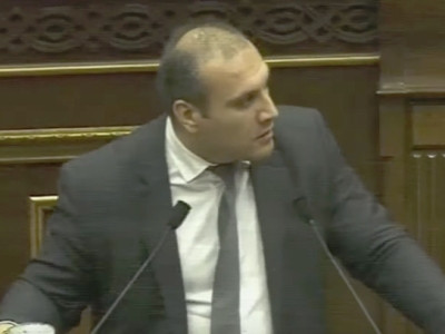 «Ի՞նչ կմնա «կլասիկ» պատգամավորից, եթե նա կլասը քցի»․ «Իմ քայլի» պատգամավորը ամբիոնին մոտեցավ մեկ բաժակ մածունը ձեռքին