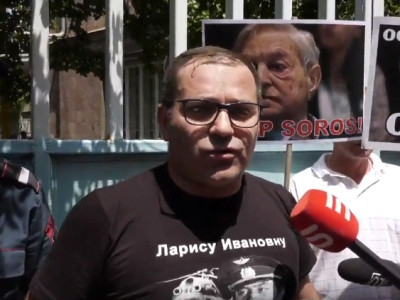 «Թողած դատարանները, ԱԺ-ն, եկել պահում եք «Սորոսի» գրասենյակը». ցուցարարների եւ ոստիկանության միջեւ քաշքշուկ եղավ