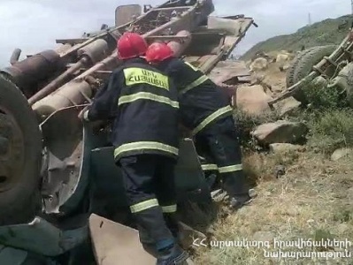 «ԶԻԼ» բեռնատարը դուրս է եկել ճանապարհից և գլխիվայր շրջվել․ վթար՝ Արմավիրի մարզում