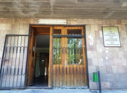 Երեւանում մի կին հիվանդանոցի առաջ, ի նշան բողոքի, հրկիզել է իրեն