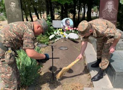 «Եռաբլուր» պանթեոնում զինծառայողները մաքրություն են անում. Լվանում են տապանաքարերը (վիդեո)