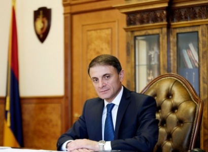 Նախկին կնոջ եւ նրա ամուսնու վրա նռնակներ նետած տղամարդը հանձնվել է. նրա հետ բանակցել է Օսիպյանը (ֆոտո)