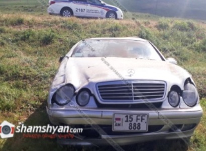 Արարատի Լանջառ գյուղում Mercedes-ը դուրս է եկել ճանապարհից եւ կողաշրջված  հայտնվել դաշտում. կա վիրավոր (ֆոտո)