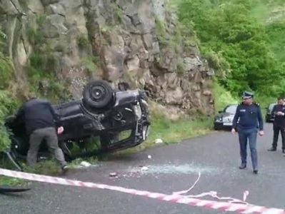 Ջերմուկում «Օպել»-ը դուրս է եկել ճանապարհից եւ 5 մետր գլորվել. Կան վիրավորներ (ֆոտո)