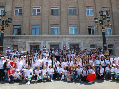 Բակո Սահակյանը հանդիպել է ԿոնԻՖԱ-ի կազմակերպմանը մասնակցած երիտասարդ կամավորների հետ