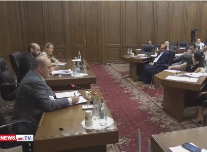 Թանդիլյանը քննադատեց 2018-ի պետբյուջեի զեկույցի քննարկումների ժամանակ Զարուհի Բաթոյանի բացակայությունը