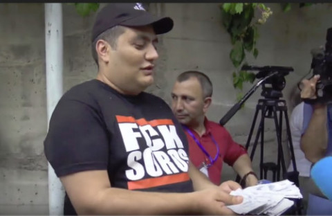 «Լիքը ունենք, բոլորիդ կհասնի». ՎԵՏՕ-ն կեղծ դոլարներ է բաժանում Սորոսի գրասենյակի դիմաց