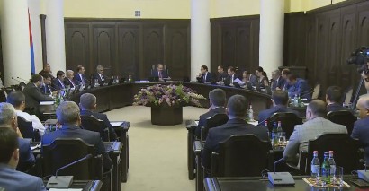 Կառավարության անդամները ծափահարություններով «ճանապարհեցին» Արտակ Զեյնալյանին