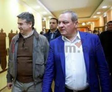 «Իրատես». Նախկիններն իրար գլխի են հավաքվել. ներսում ամեն ինչ «եփվում է». հանդիպել են 2 Կարեն Կարապետյանները, Բեգլարյանը
