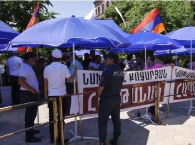 Ի աջակցություն եւ ընդդեմ Ռոբերտ Քոչարյանի բողոքի ցույց՝ դատարանի դիմաց