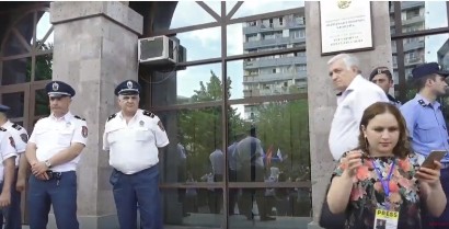 Լարված իրավիճակ՝ Քոչարյանի գործը քննող դատարանի բակում. ցուցարարներին ոստիկանները տարան բաժին