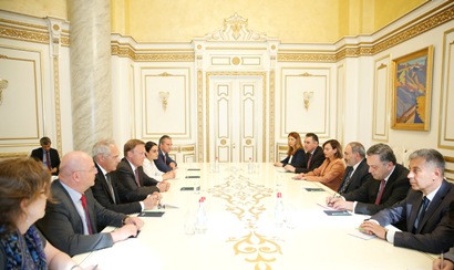 Armenia PM receives Vice-President of German Bundestag