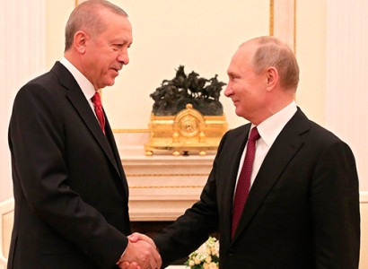Russia’s Putin, Turkey’s Erdoğan have brief conversation while standing