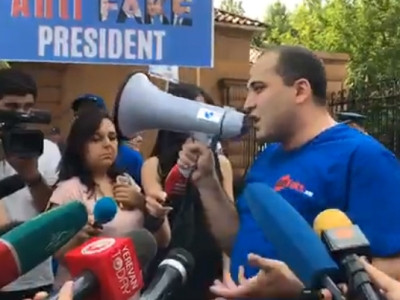 Protest taking place in front of Armenia presidential residence