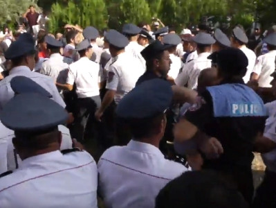 Tense situation in front of Armenia court