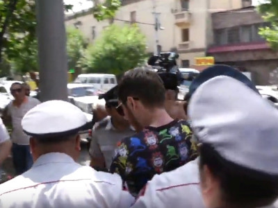 Ռոբերտ Քոչարյանի կողմնակիցներից եւ իշխանության աջակիցներից մեկական ցուցարարի ոստիկանները բերման ենթարկեցին
