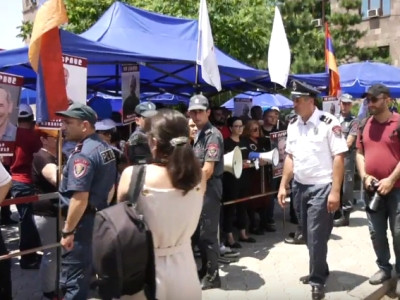 «Հելել հարձակվել էր դատարանի վրա, կոչ ա անում՝ Բակո Սահակյանի գլուխը ջարդենք». միջադեպ իշխանության կողմնակիցների միջեւ