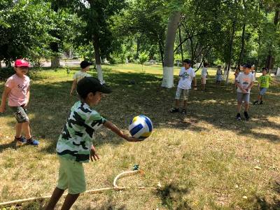 Armenia PM takes photos of children playing football at parliament courtyard (PHOTOS)