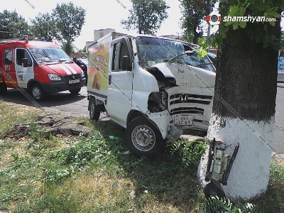 ԱՄՆ դեսպանատան մոտ բախվել են Mercedes-ն ու Honda-ն. Վերջինս բախվել է նաեւ հաստաբուն ծառին (ֆոտո)