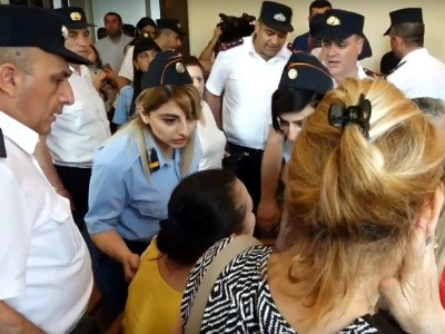 Միջադեպ՝ Քոչարյանի գործով բողոքների քննությանը. կարգադրիչները ուժող հեռացնրեցին քաղաքացուն